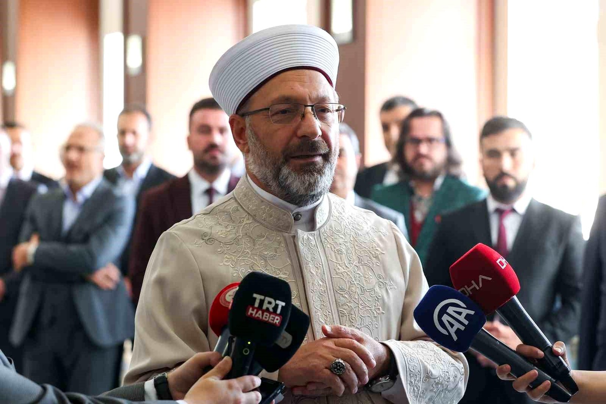 Diyanet İşleri Başkanı Erbaş deprem bölgesindeki sanatkarların eserlerinden oluşan sergiyi açtı