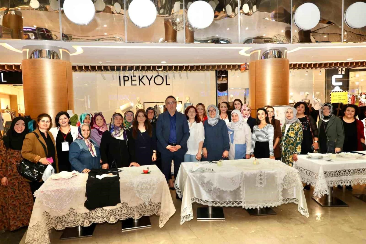 Nevşehir Belediyesi Kadın ve Aile Hizmetleri Müdürlüğü tarafından açılan \'El Emeği Göz Nuru Sergisi\'