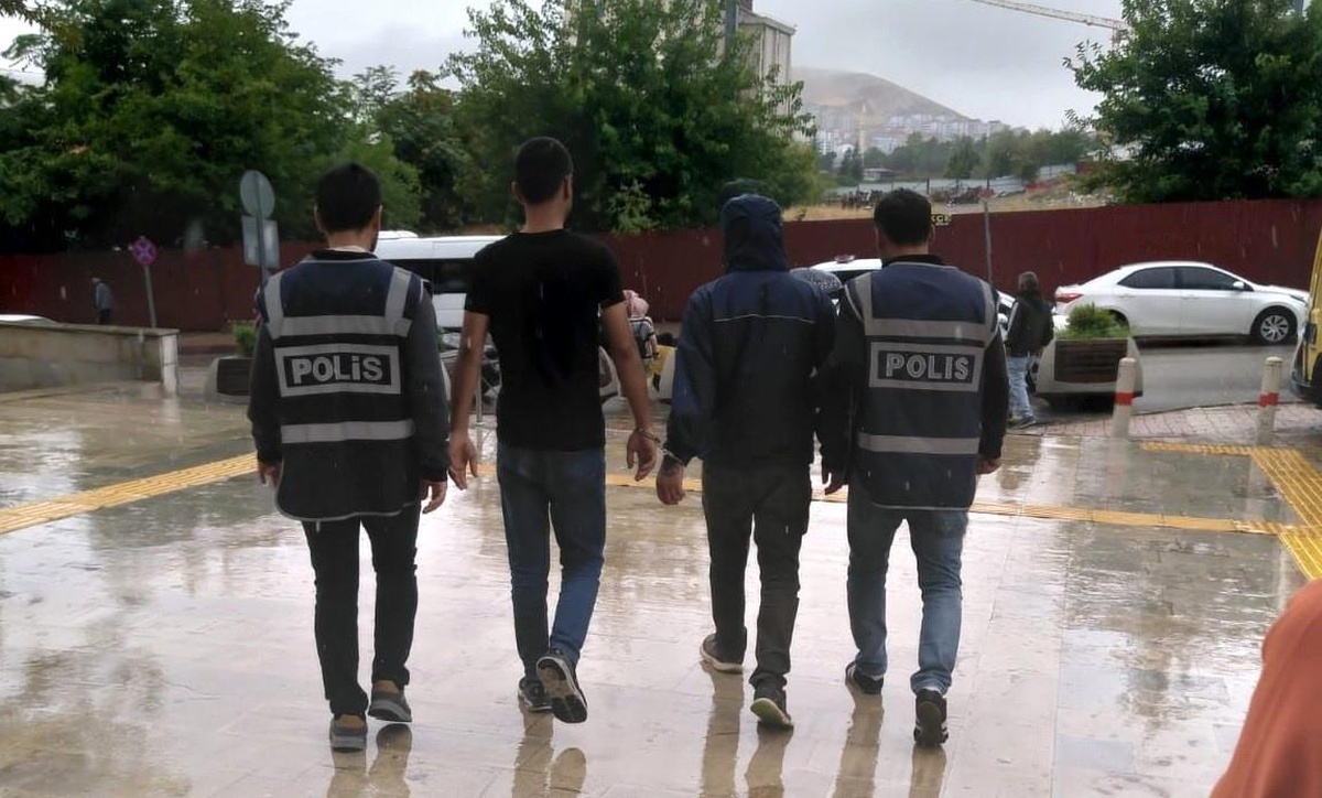 Elazığ\'da Yakalanan 3 Zanlı Tutuklandı