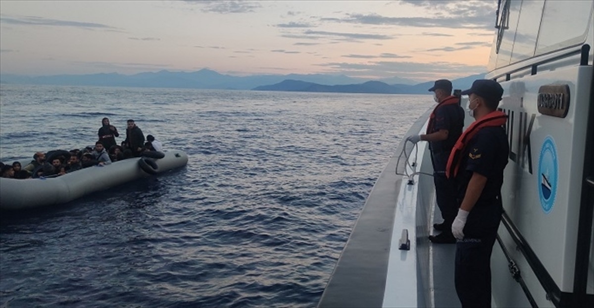 Fethiye açıklarında lastik botta 33 düzensiz göçmen yakalandı