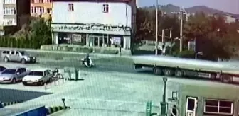 TIR Geri Manevra Yaparken Motosikleti Sürükledi