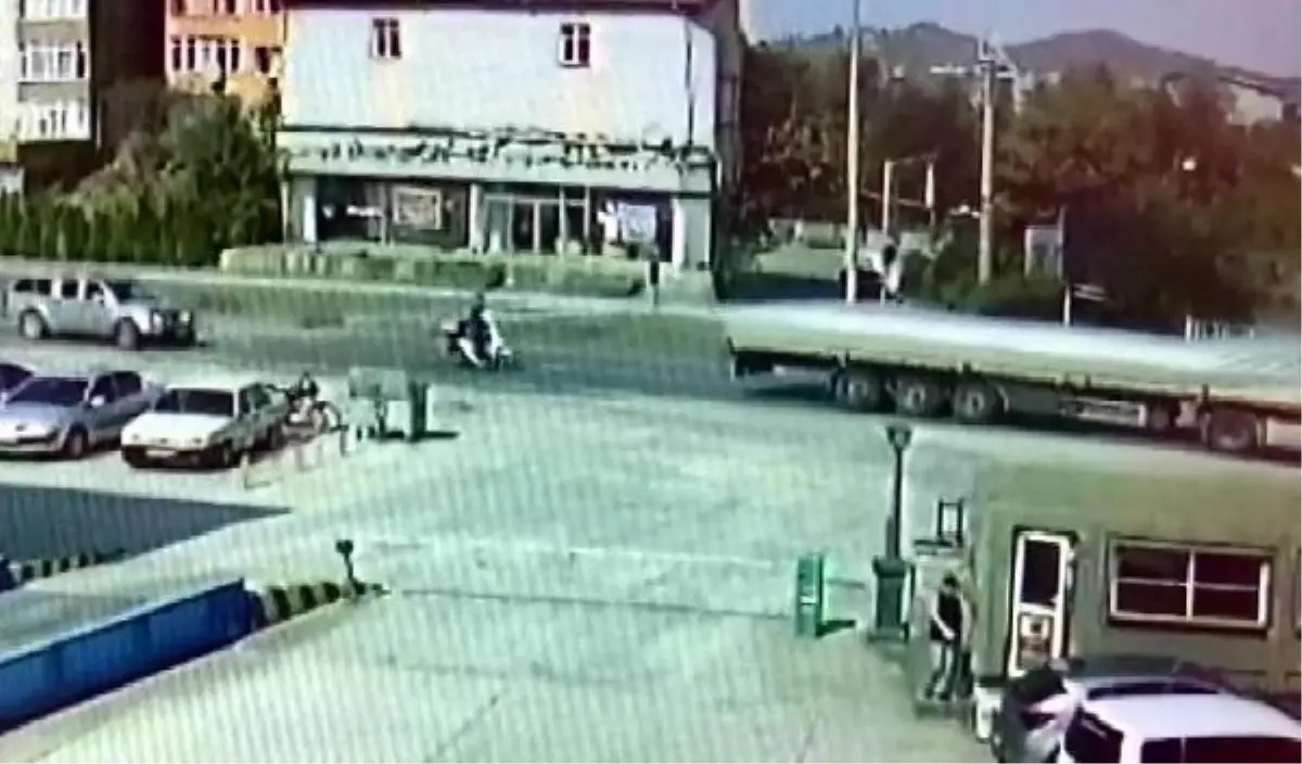 TIR Geri Manevra Yaparken Motosikleti Sürükledi