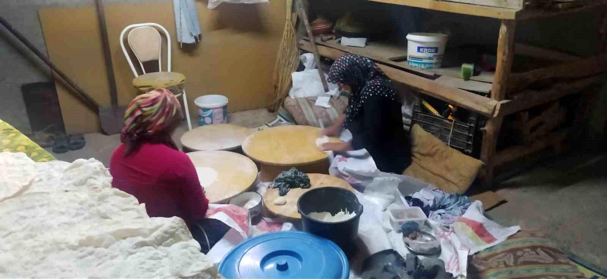 Kadınlar Hisarcık\'ta Taş Fırınlarda Kışlık Kuru Yufka Yapıyor