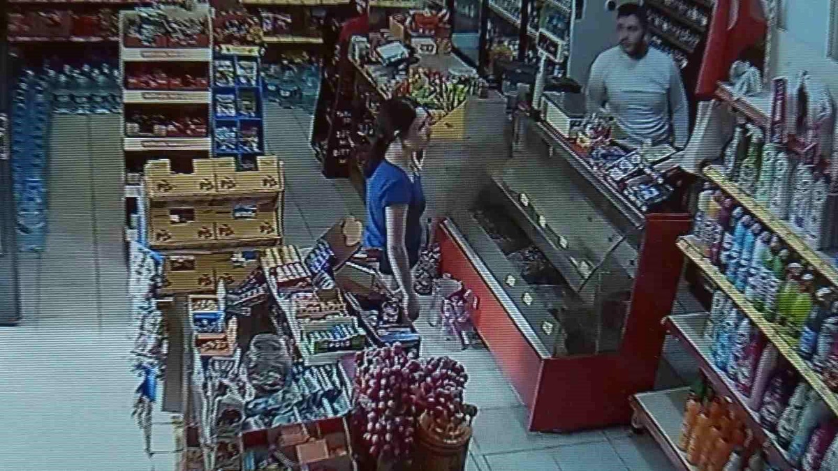 Ankara\'da annesini bıçaklayarak öldüren kızın intihar anları kameraya yansıdı
