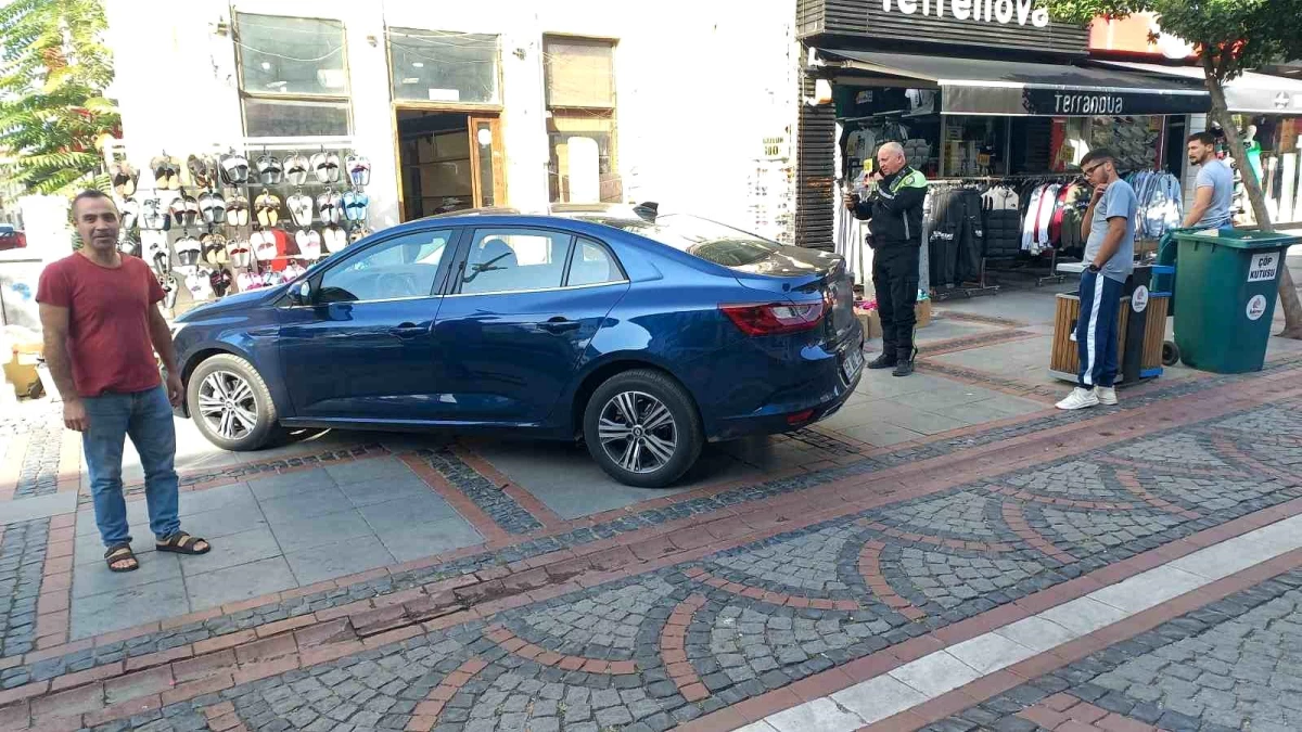 Edirne\'de Saraçlar Caddesi\'nde park edilen araç çekici yardımıyla kaldırıldı