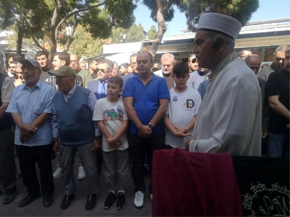 İzmir\'de Polis Memuru Tarafından Öldürülen Öğretim Görevlisi Son Yolculuğuna Uğurlandı