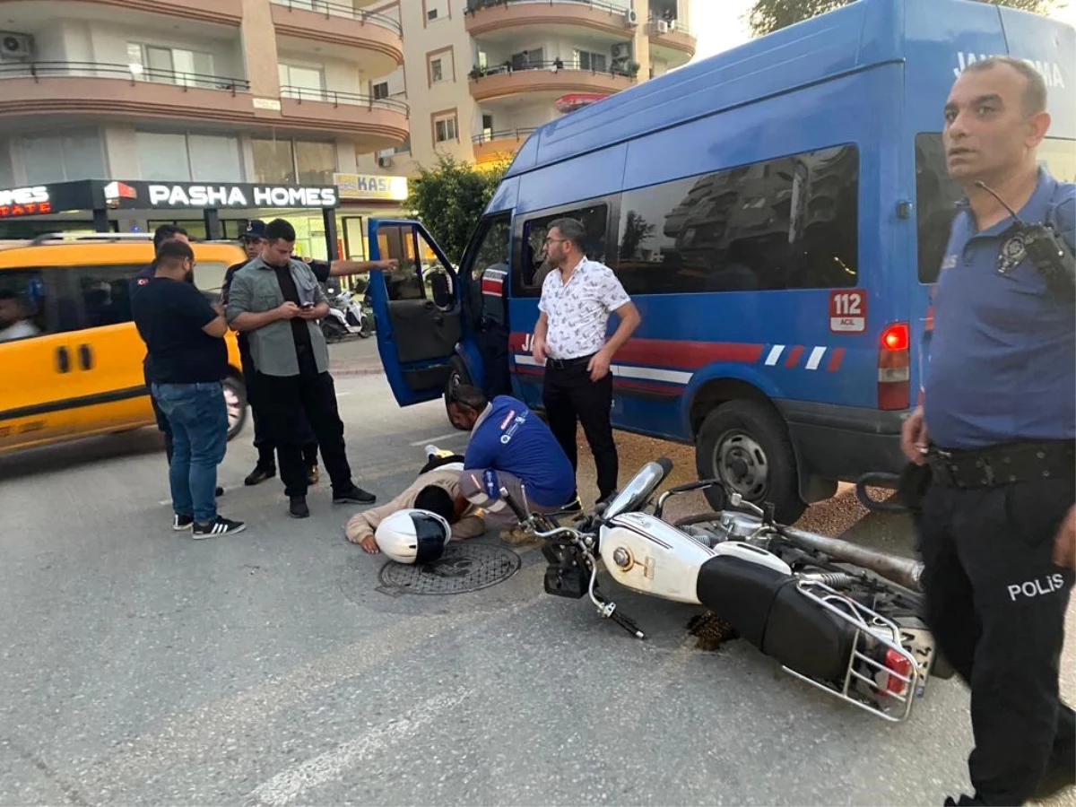 Antalya\'da jandarma aracıyla motosiklet çarpıştı: 1 yaralı