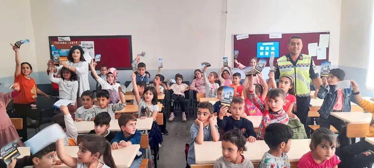 Bitlis İl Jandarma Komutanlığı Öğrencilere Trafik Güvenliği Eğitimi Veriyor
