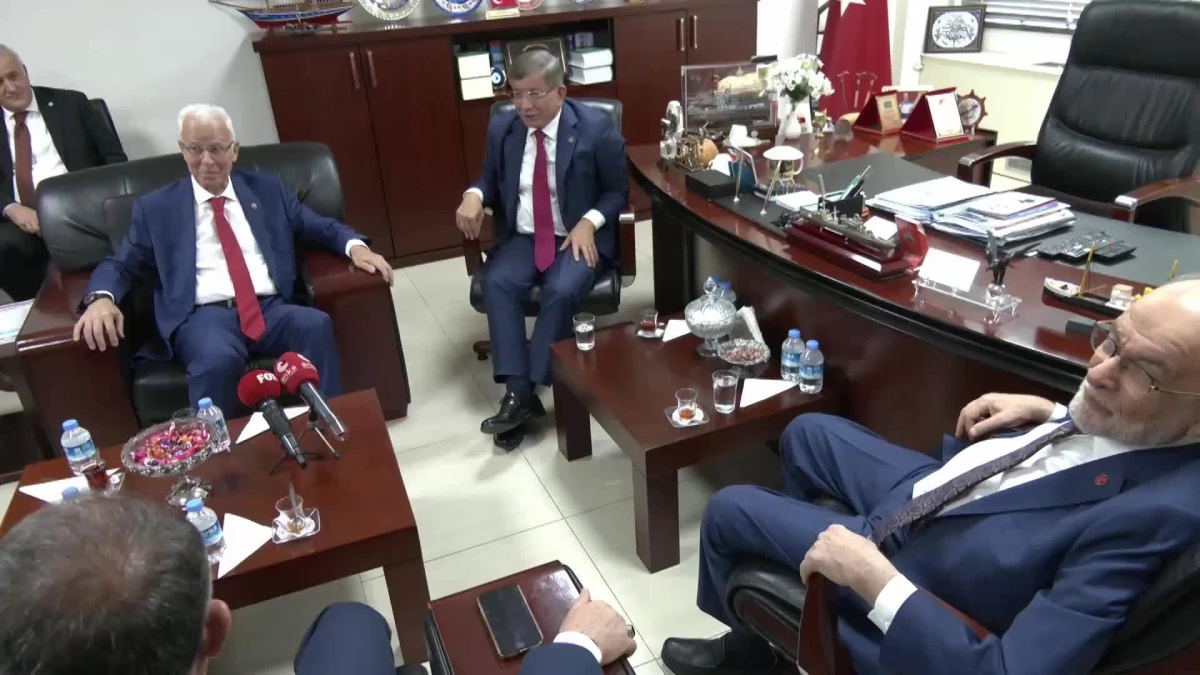 Karamollaoğlu ve Davutoğlu, Emekli Derneklerini Ziyaret Etti: "Kolay Zengin Olmuş Kesimin Oturdukları Masada Ufak Bir Bahşiş Olarak Verdiği Rakamı...