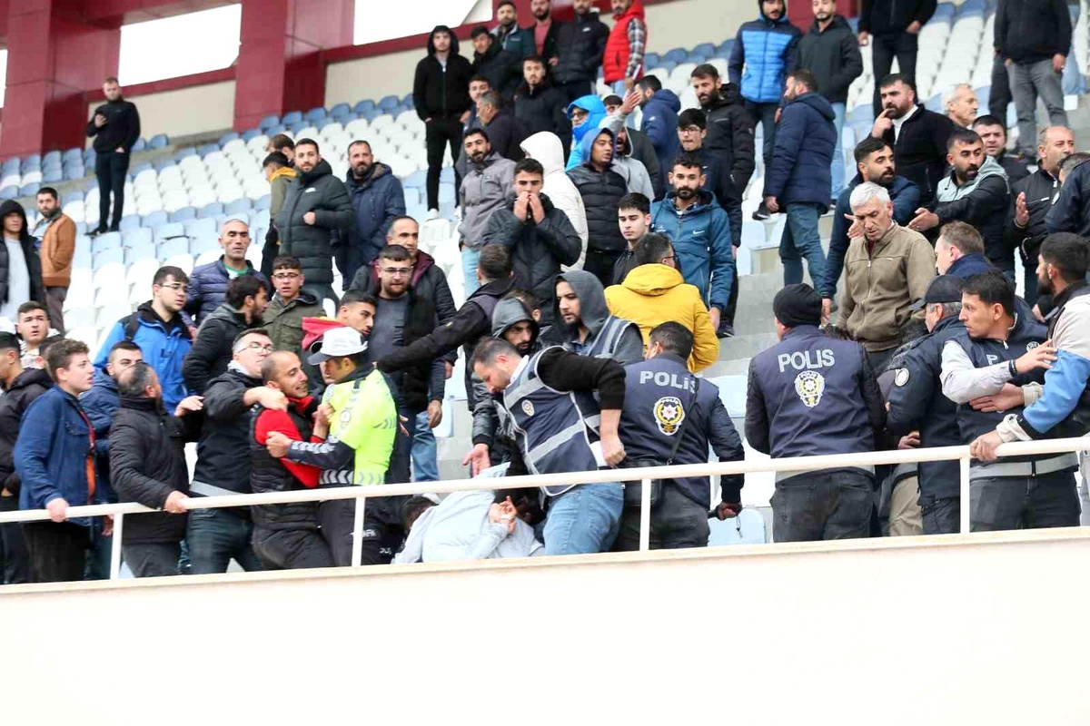 Kars 36 Spor Taraftarları ile Polis Arasında Arbede