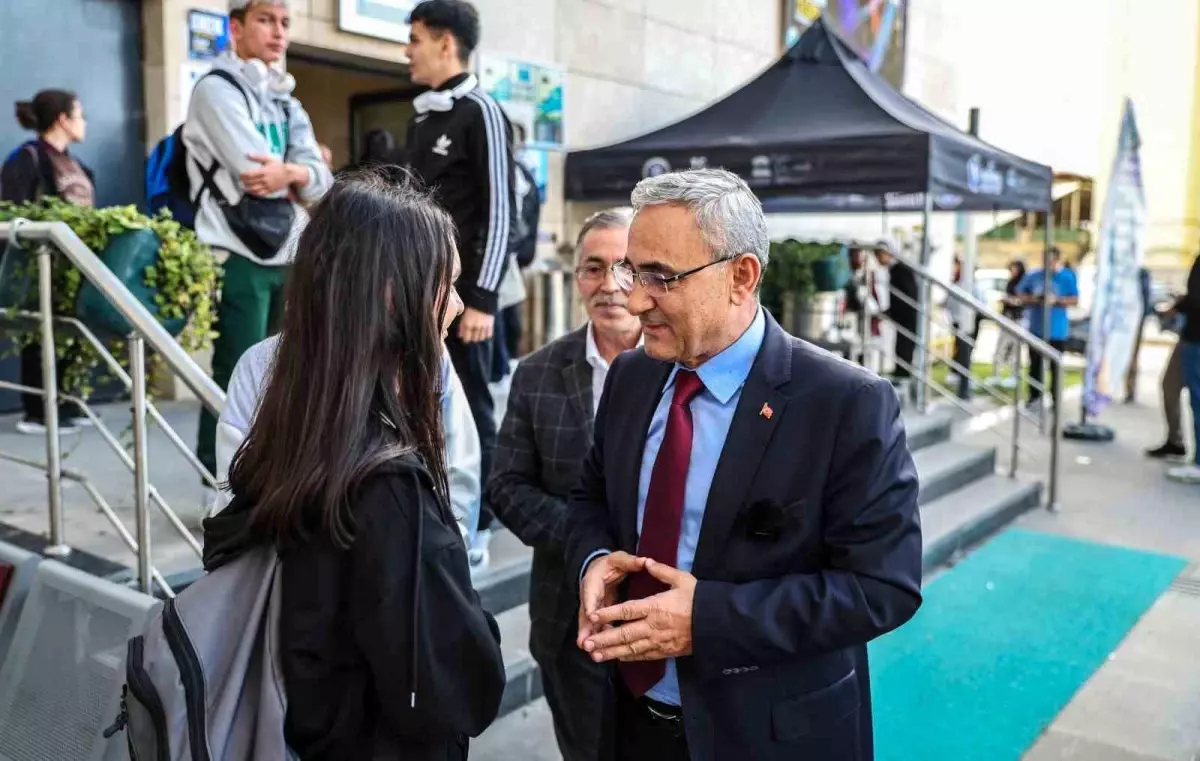 Kütahya Belediye Başkanı Alim Işık, üniversite öğrencileriyle bir araya geldi
