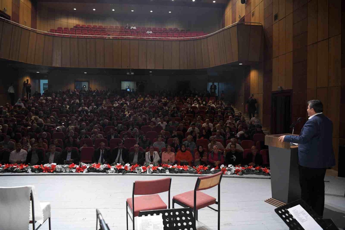 Kayseri Büyükşehir Belediyesi Dünya Yaşlılar Günü\'nde Ulu Çınarlar Konser ve Tiyatro Etkinliği Düzenledi