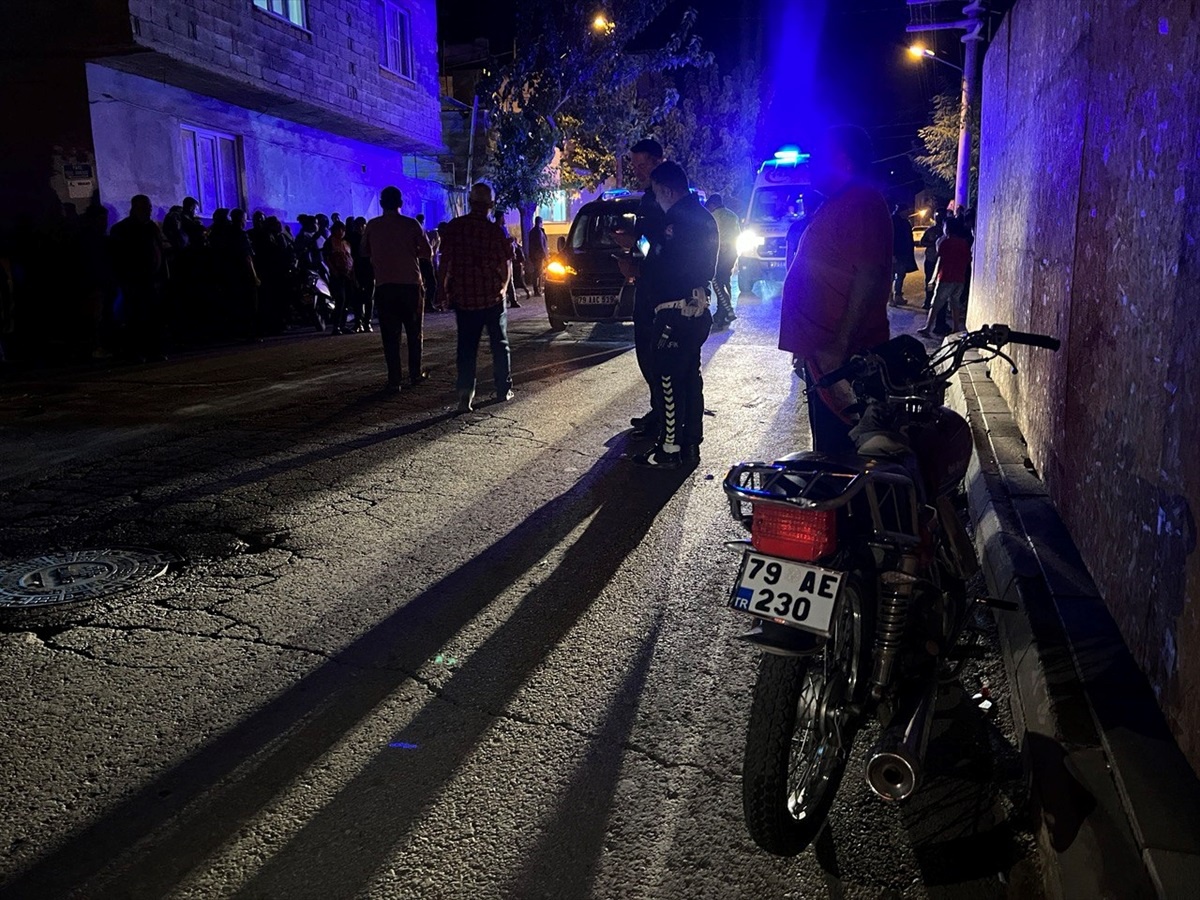 Kilis\'te Hafif Ticari Araç ile Motosiklet Çarpıştı: 2 Yaralı