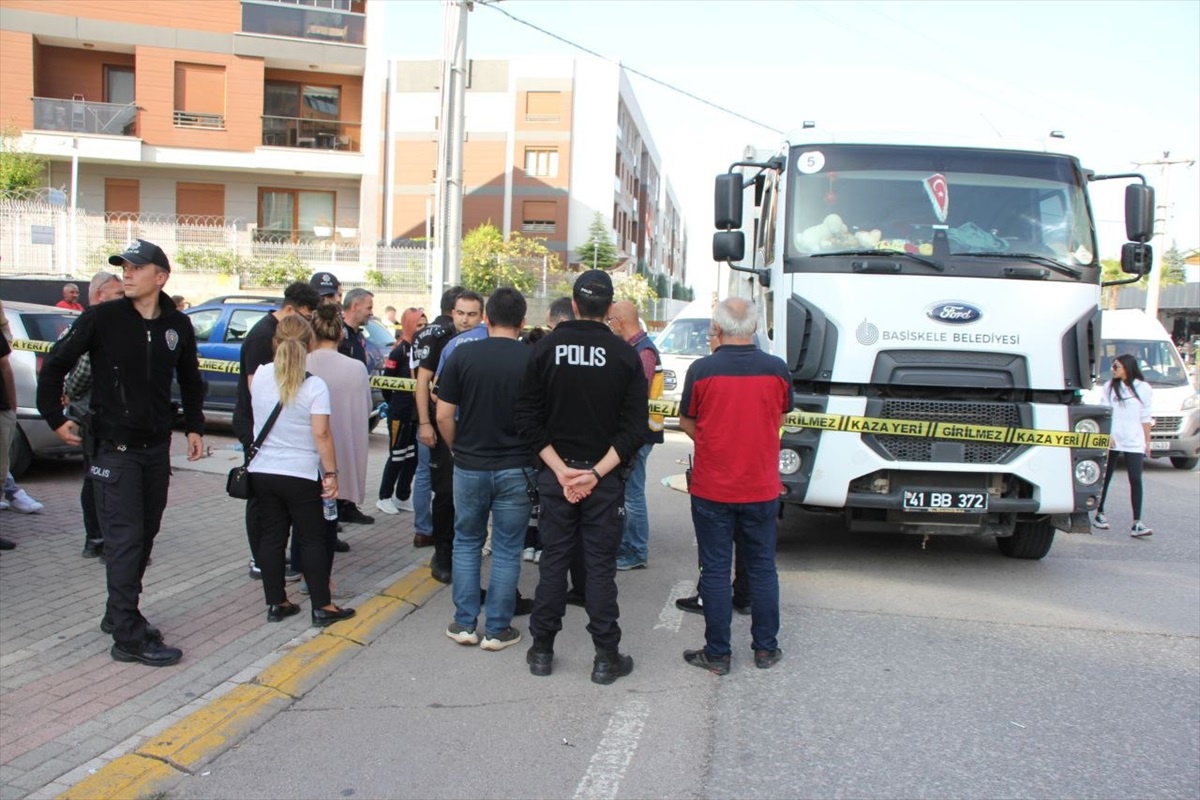 Kocaeli\'de çöp kamyonu kazası: Bir kadın hayatını kaybetti