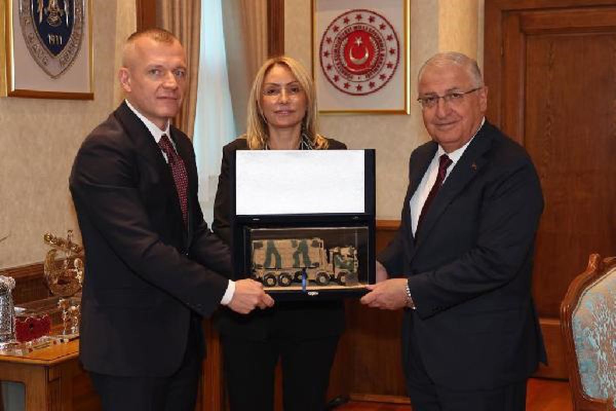 Koluman Holding, Milli Savunma Bakanı\'na \'Derman\' maketi hediye etti