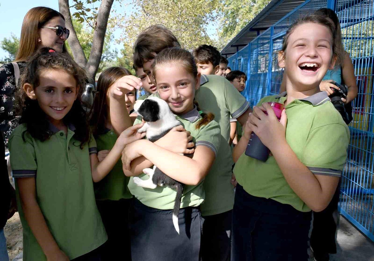 Kuşadası Evcil Hayvan Rehabilitasyon Merkezi Minik Öğrencileri Ağırladı