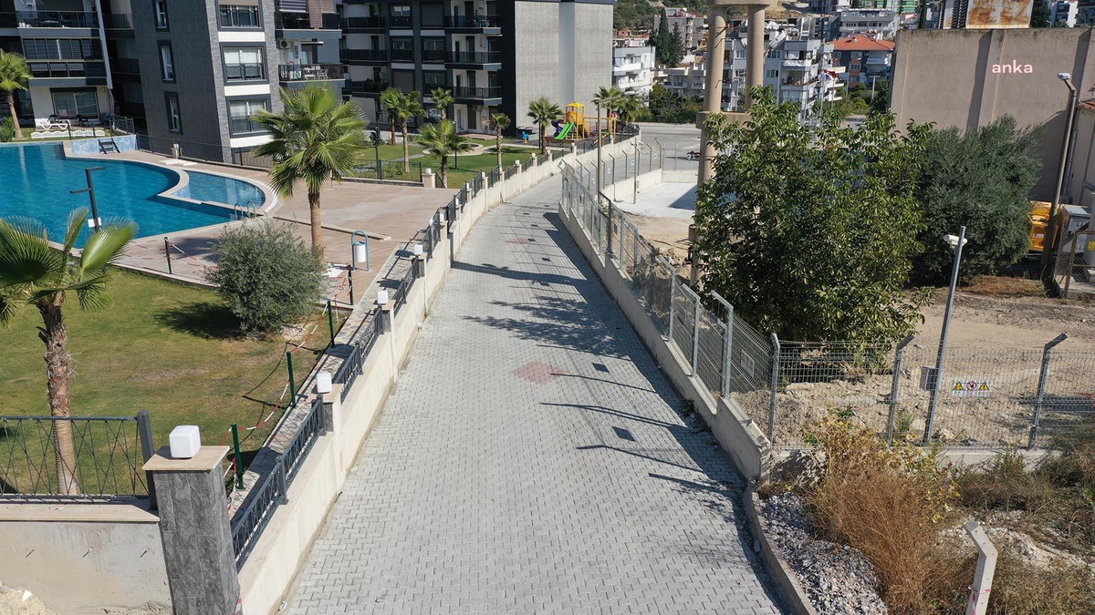 Kuşadası Belediyesi, yol yapım çalışmalarına devam ediyor