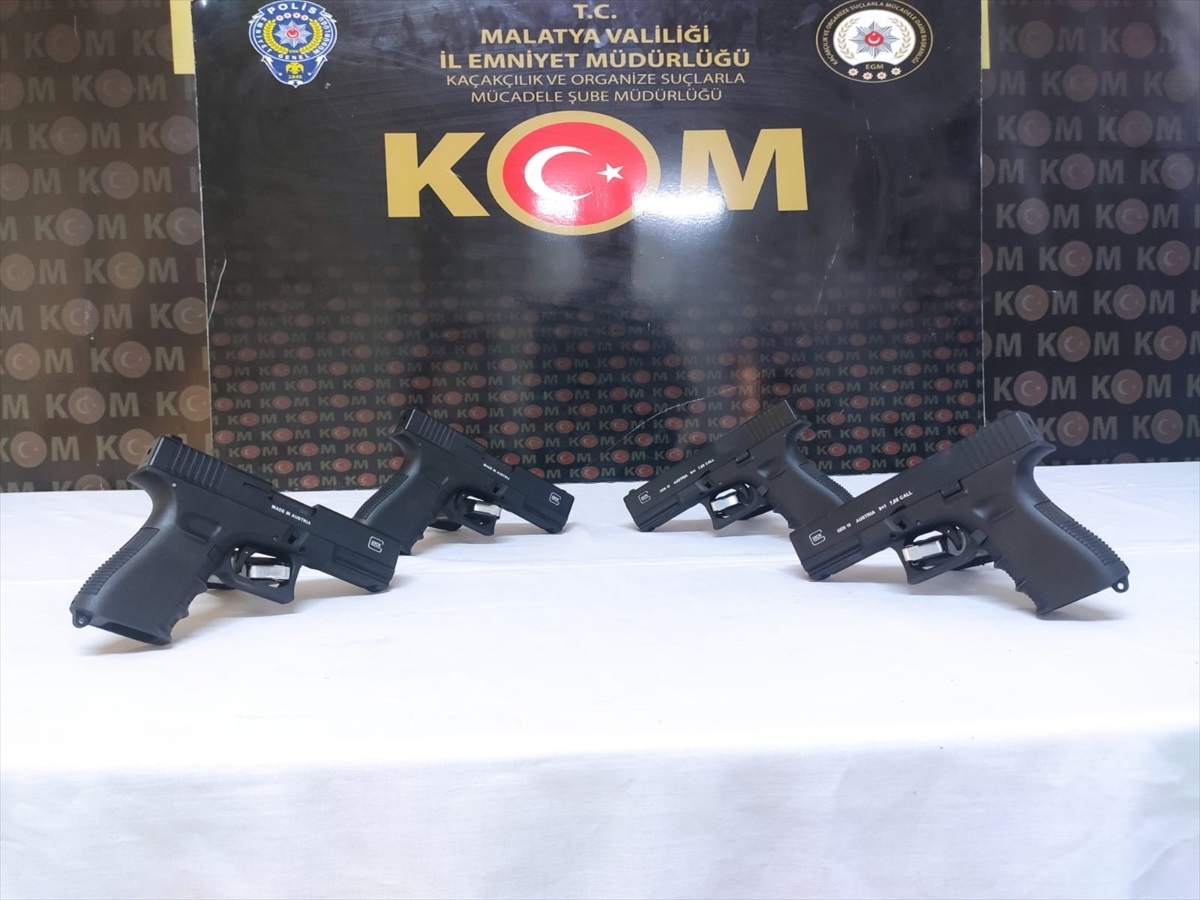Malatya\'da silah kaçakçılığı ve uyuşturucu operasyonunda 7 bin 34 sentetik ecza hap ve 1 kilo 14 gram skunk ele geçirildi