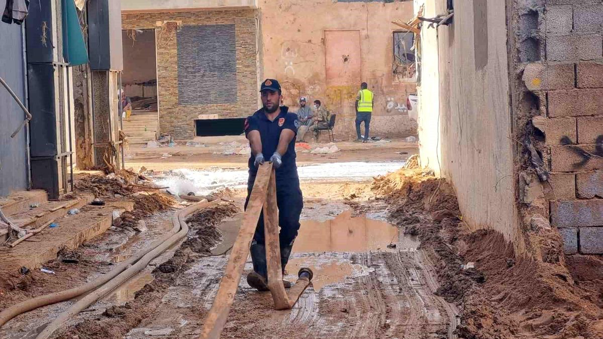 Manisa İtfaiyesi Libya\'da Sel Felaketi Sonrası Tahliye Çalışmalarını Sürdürüyor
