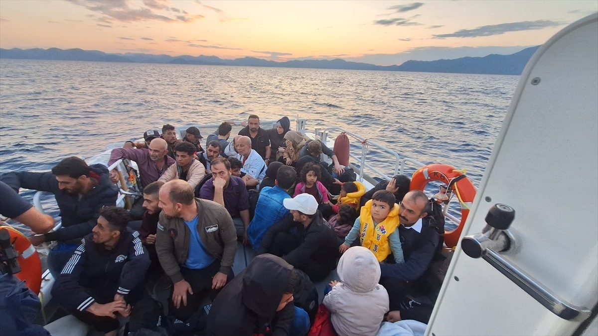 Marmaris açıklarında Yunanistan unsurlarınca itilen lastik bottaki 49 düzensiz göçmen kurtarıldı