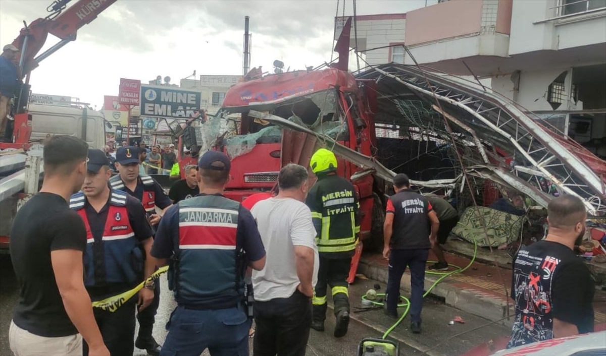 Tırın Mağazaya Girmesi Sonucu 7 Kişi Yaralandı