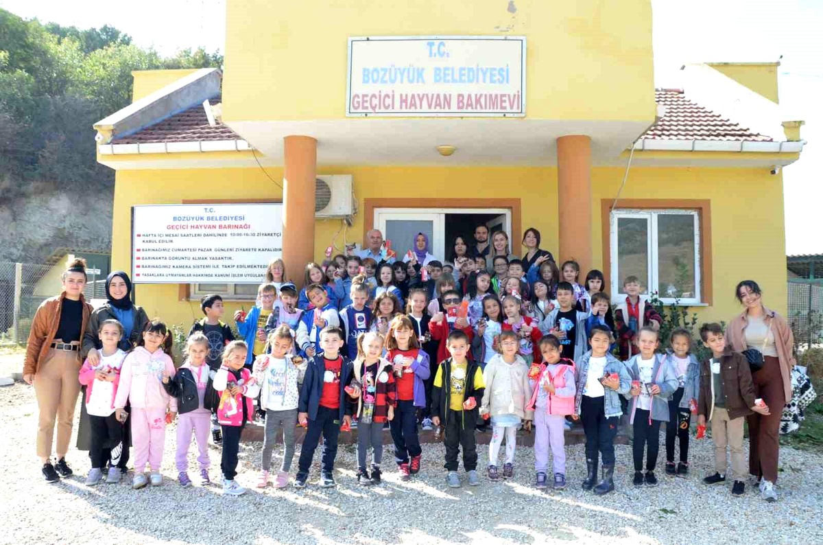 Öğrenciler Dünya Sokak Hayvanlarını Koruma Günü\'nde Barınağı Ziyaret Etti