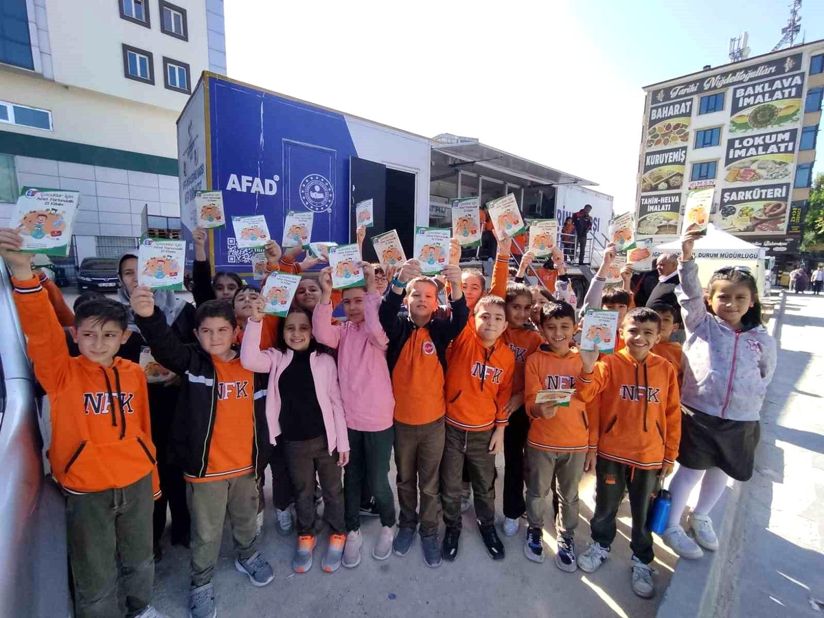 Niğde\'de Mobil Deprem Simülasyon Aracı ile Uygulamalı Eğitim Veriliyor