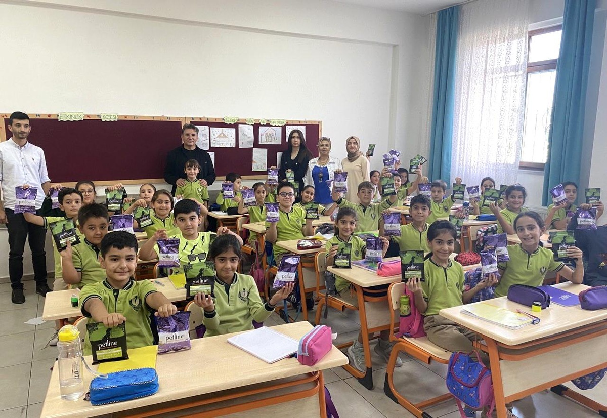 Minik Öğrenciler Sokak Hayvanlarını Besliyor