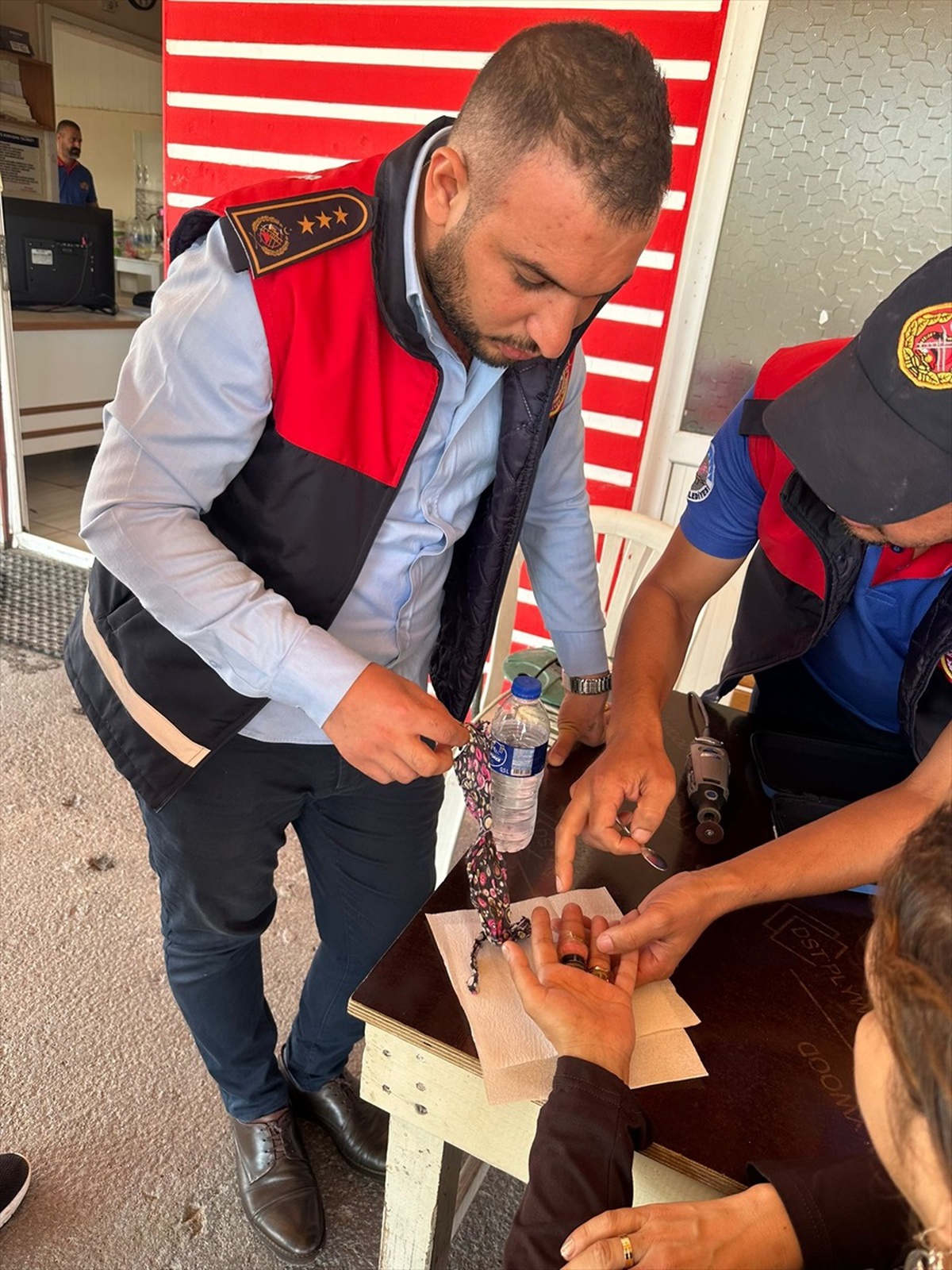 Osmaniye\'de bir kişinin parmaklarına sıkışan yüzükleri itfaiye çıkardı