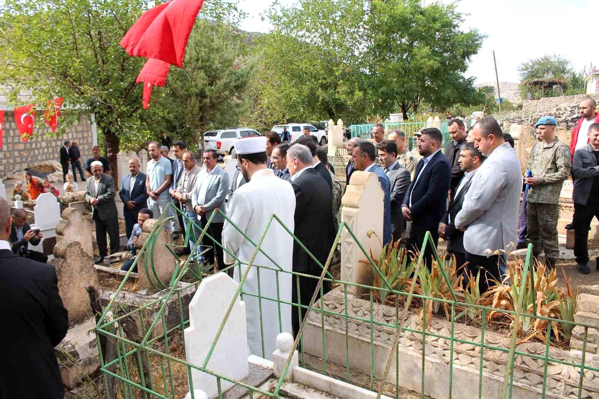 PKK\'lı teröristlerin şehit ettiği 26 vatandaş mezarları başında anıldı