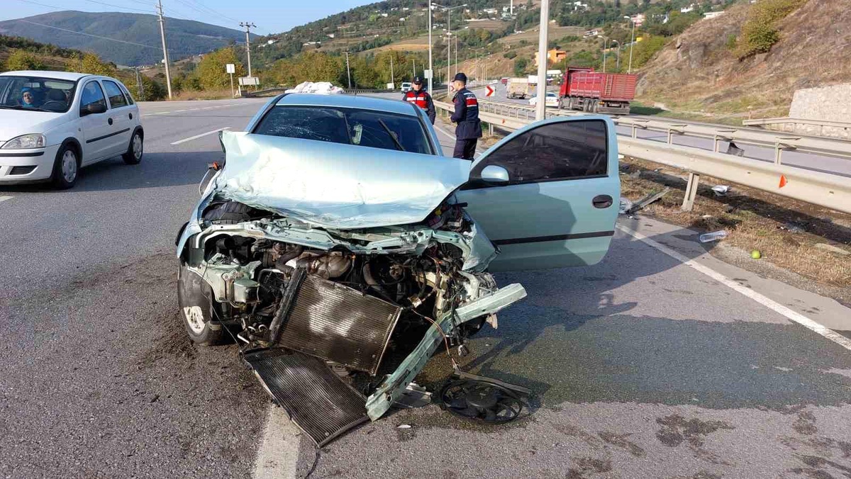 Samsun\'da Otomobil Refüjdeki Bariyerlere Çarptı