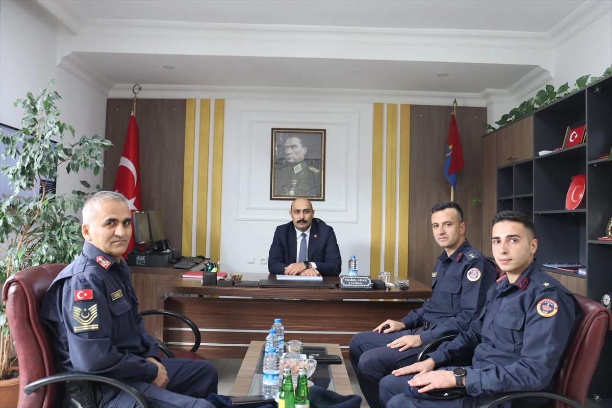 Sivas\'ın Şarkışla ilçesinde Kaymakam Öztürk, Jandarma ve Emniyet Müdürlüğünü ziyaret etti