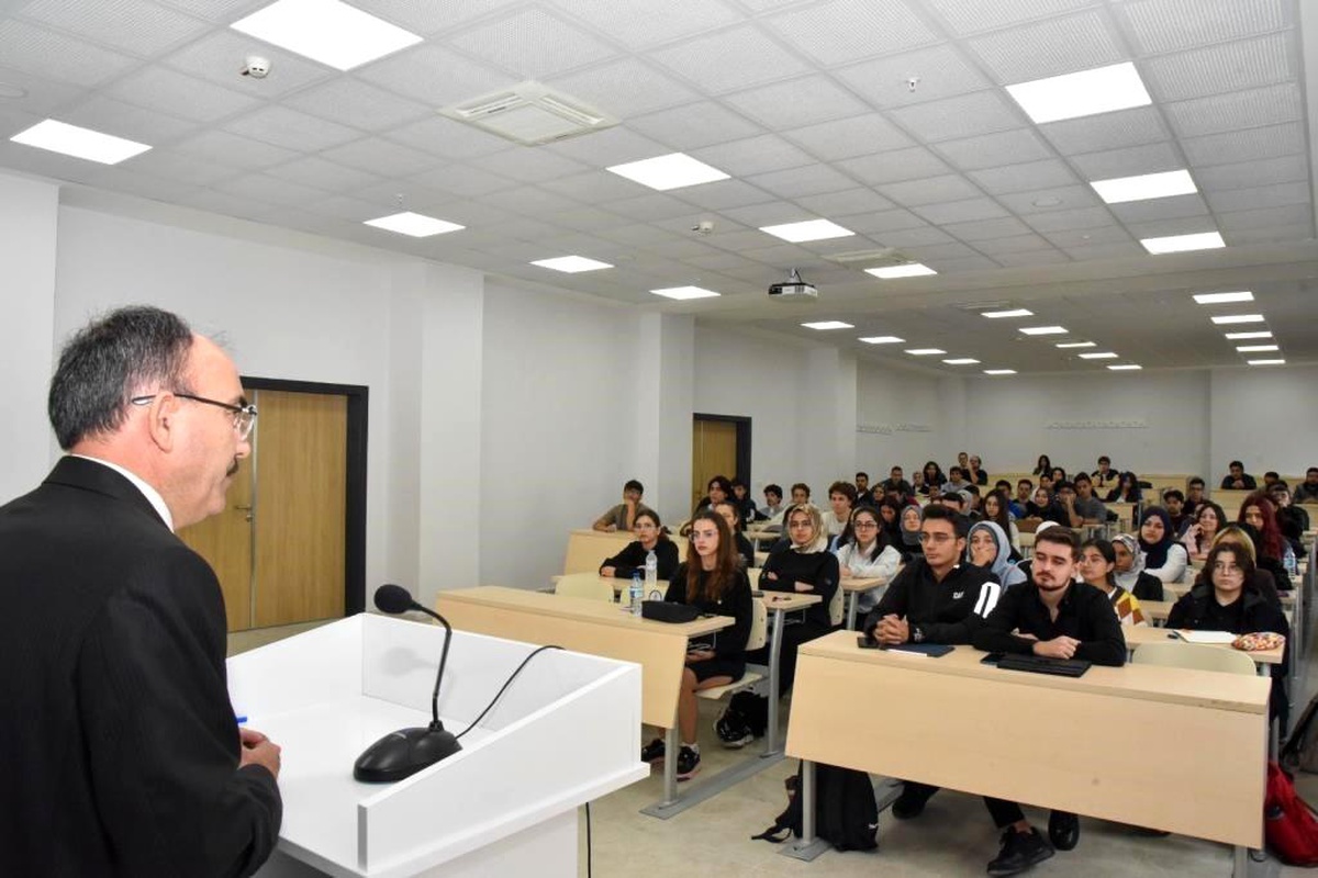 Bilecik Şeyh Edebali Üniversitesi Rektörü Prof. Dr. Şükrü Beydemir Tıp Fakültesi Öğrencilerine İlk Dersi Verdi