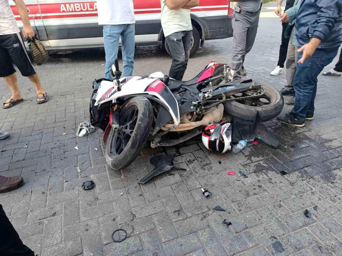 Manisa\'da minibüsle çarpışan motosiklet sürücüsü yaralandı
