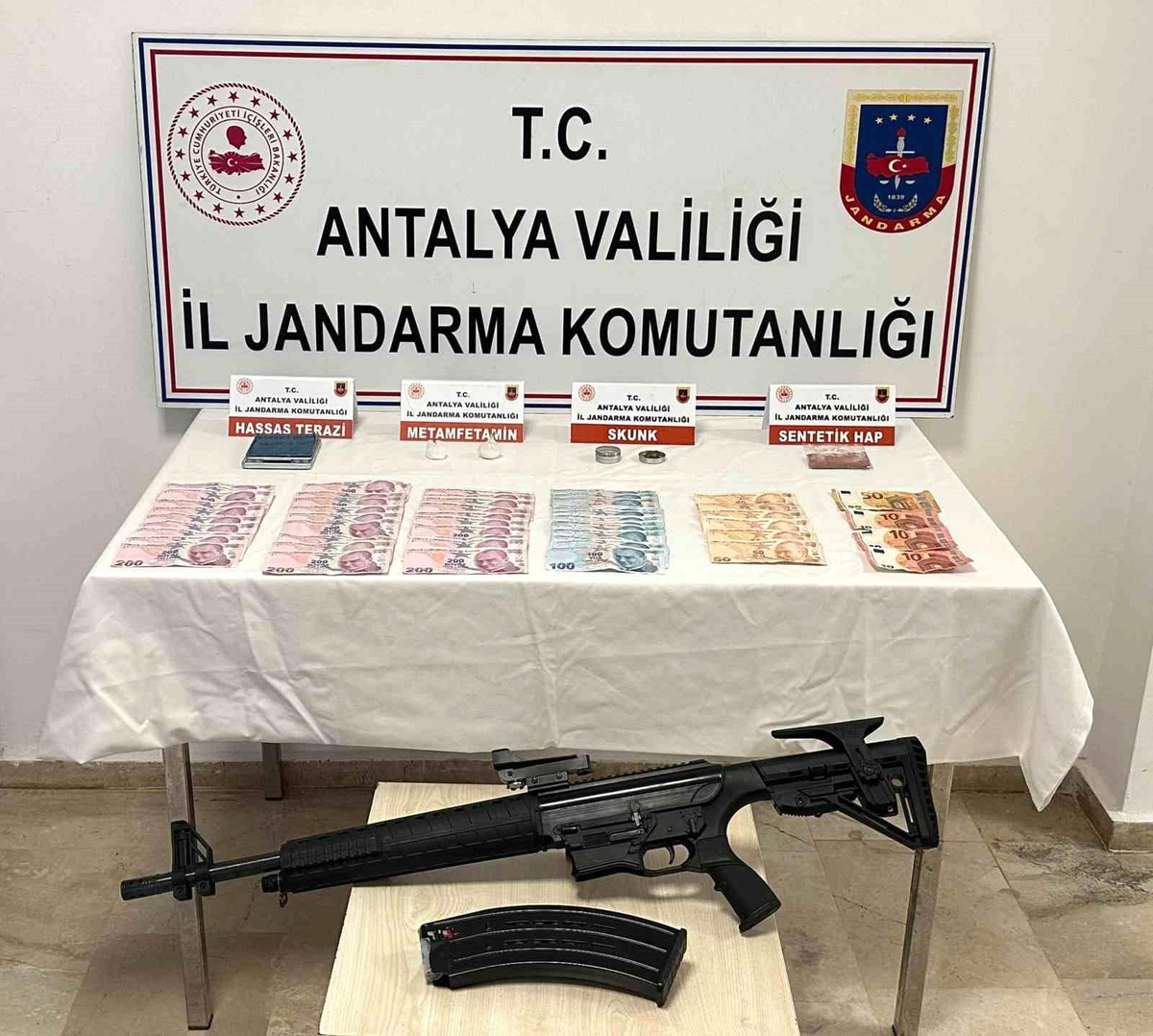 Manavgat\'ta Uyuşturucu Operasyonu: 19 Gram Metamfetamin ve 17 Adet Klozette Atılmış Hap Ele Geçirildi
