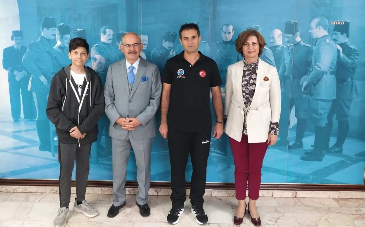 Eskişehir Büyükşehir Belediye Başkanı Yılmaz Büyükerşen, milli su altı görüntüleme sporcusu Erkan Balk\'ı ağırladı