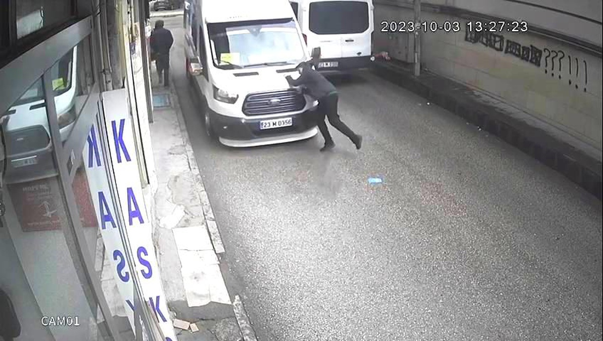 Elazığ\'da öğrenciye yolcu minibüsü çarptı