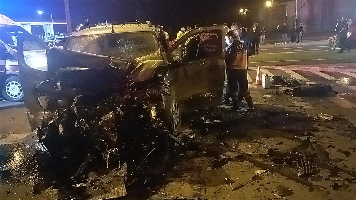 Zonguldak\'ta Otomobil Kazası: 1 Ölü, 2 Yaralı