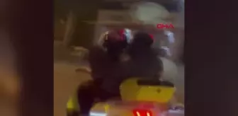 Motosiklette kız arkadaşını kucağında taşıdı