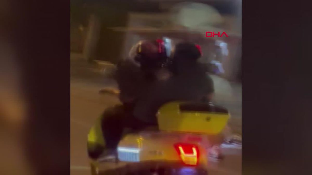 Motosiklette kız arkadaşını kucağında taşıdı