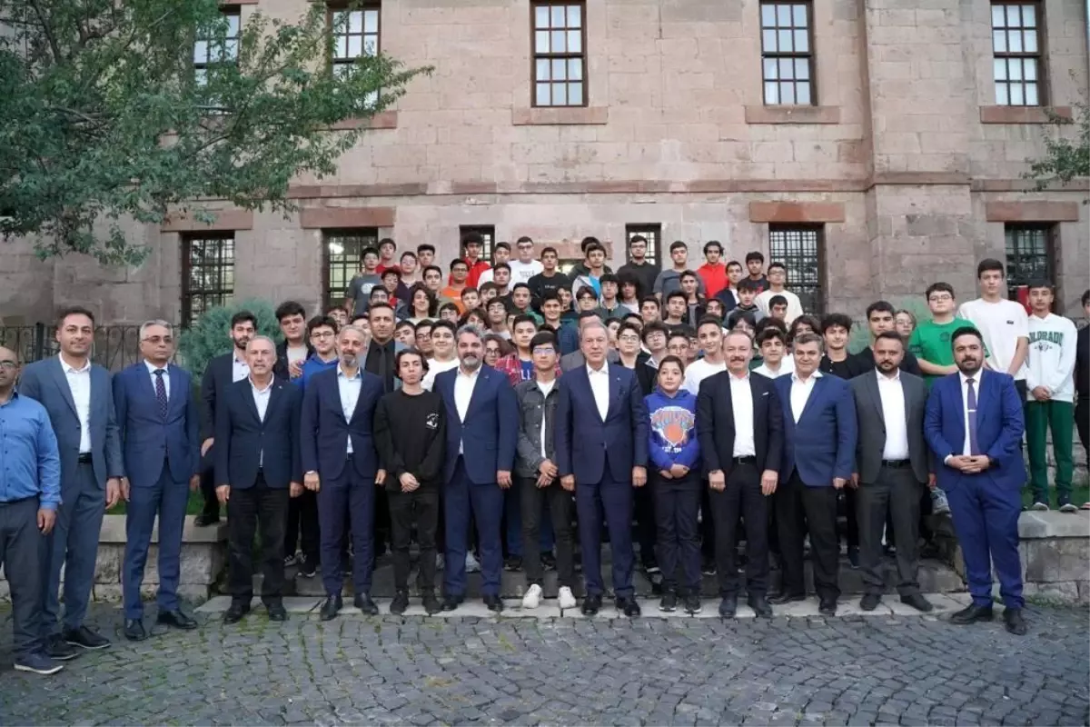 Hulusi Akar, Kayseri\'de Gençlik Merkezi\'ni ziyaret etti