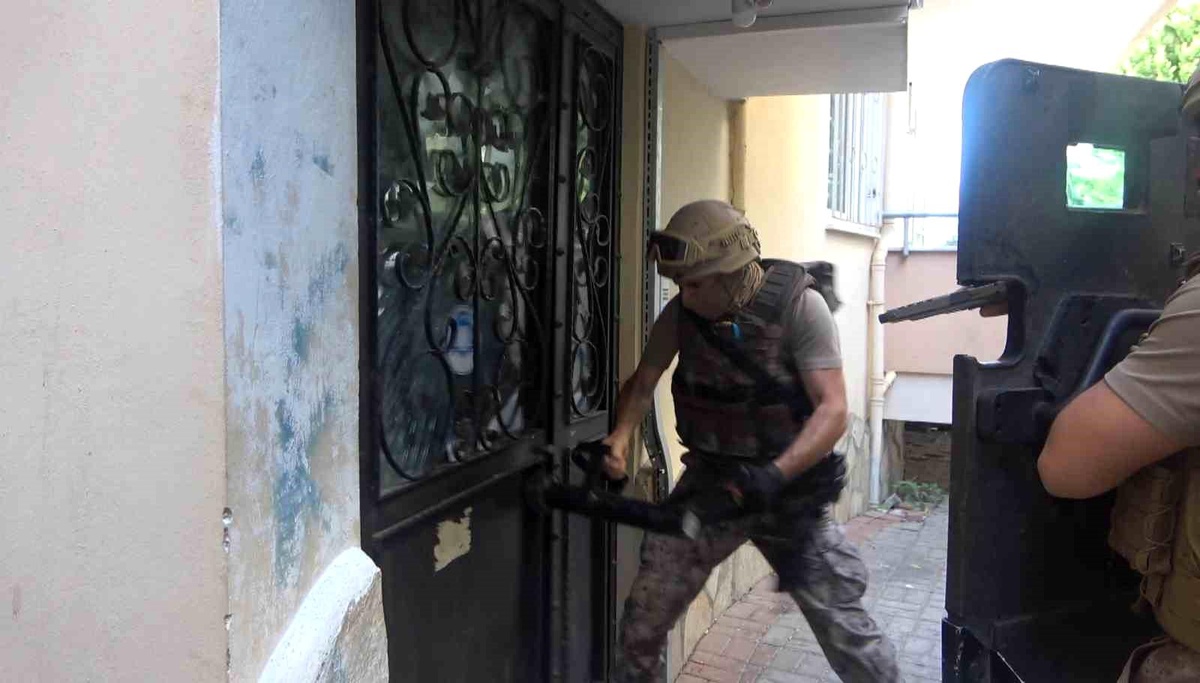 Antalya\'da düzenlenen operasyonda uyuşturucu ve silahlar ele geçirildi