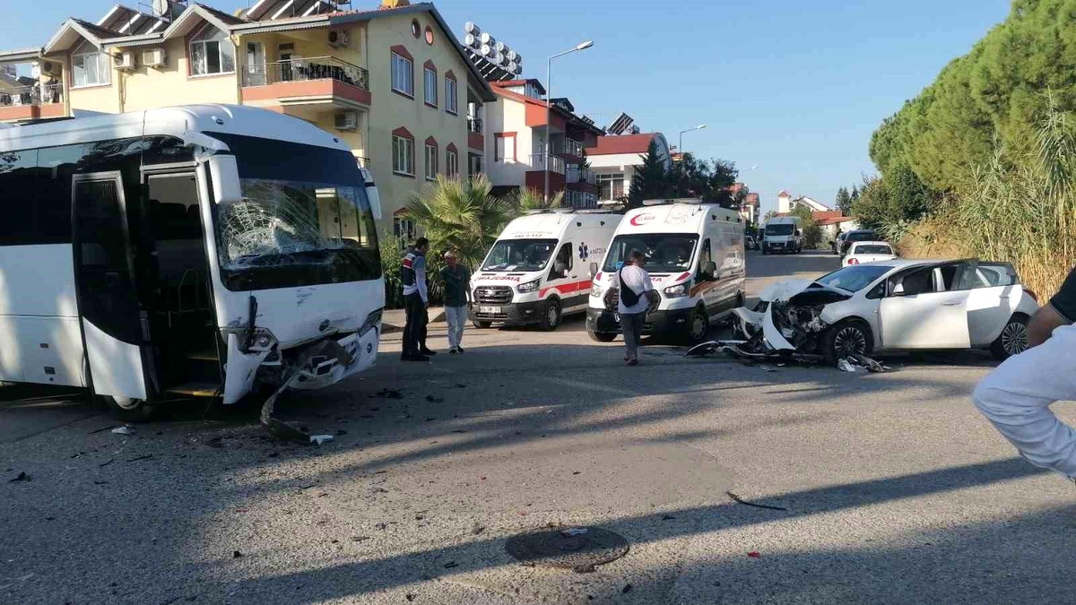 Manavgat\'ta zincirleme kaza: 3 kişi yaralandı