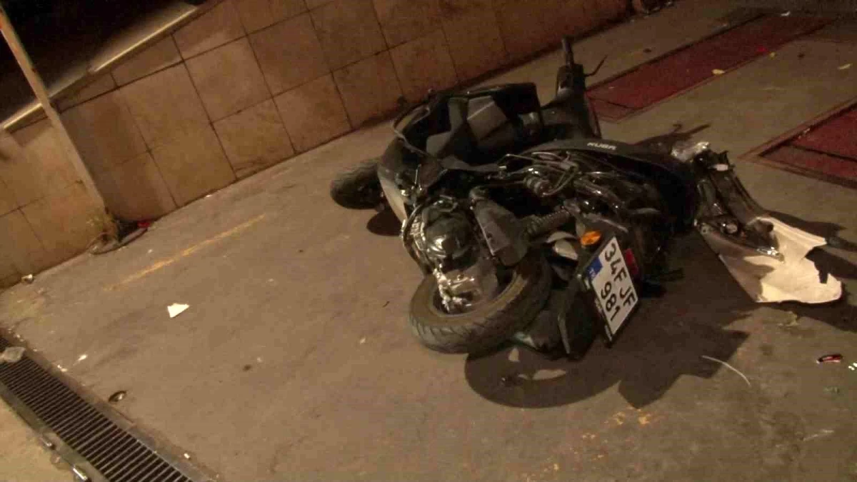 Ataşehir\'de Motosiklet-Minibüs Kaza: 1 Yaralı