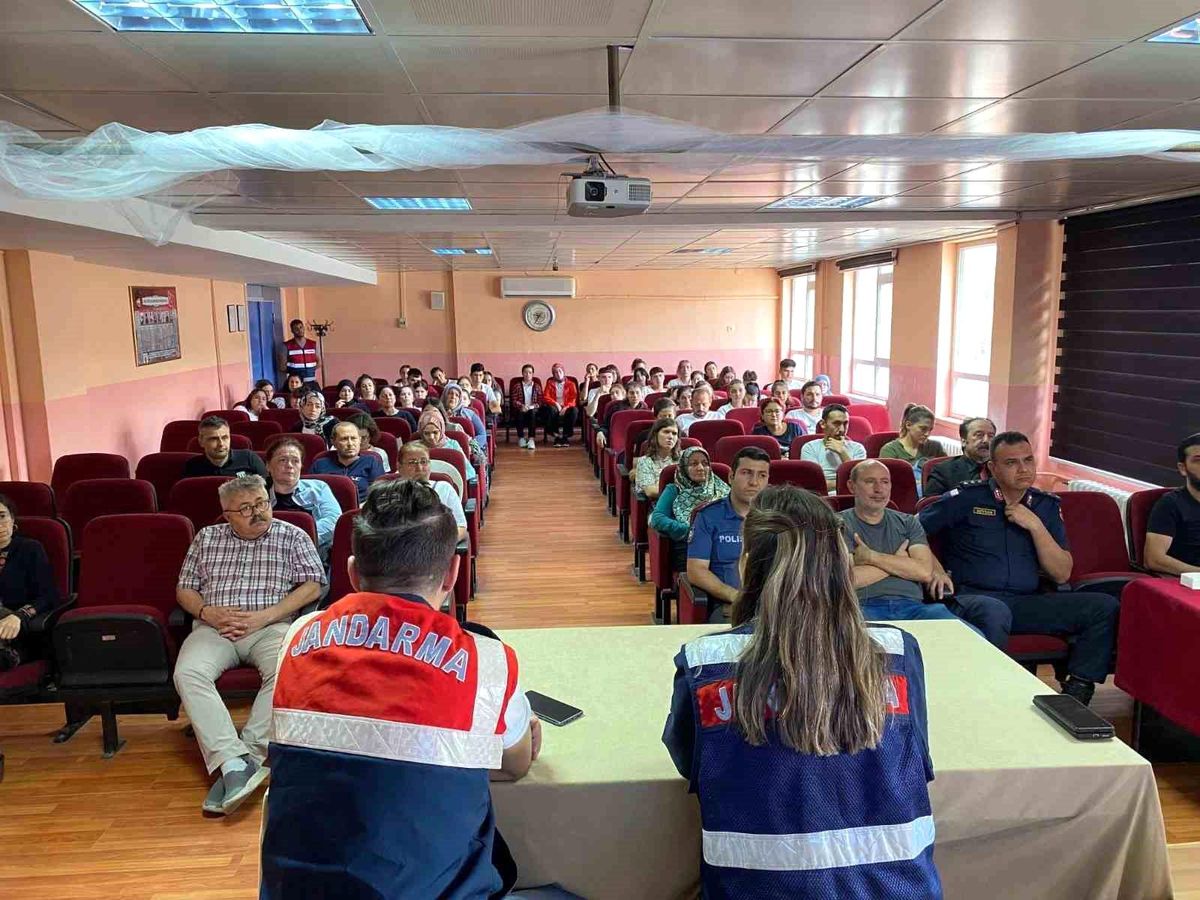 Aydın\'da Jandarma Ekipleri Okullarda Uyuşturucu Bağımlılığı ile Mücadele Ediyor