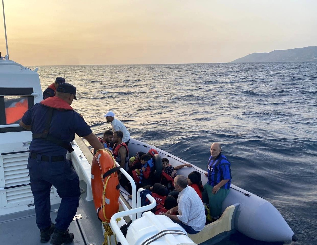 Yunan Sahil Güvenlik Ekipleri Tarafından Türk Karasularına Geri İtilen 20 Kaçak Göçmen Kurtarıldı