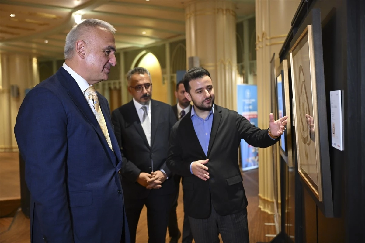 Kültür ve Turizm Bakanı Mehmet Nuri Ersoy, Beyoğlu Kültür Yolu Festivali\'nde sergileri ziyaret etti