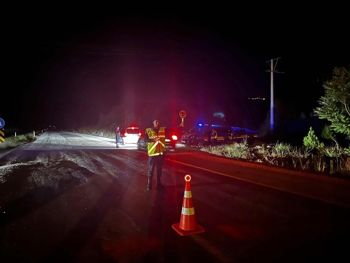Balıkesir\'de Jandarma Ekipleri Gece Trafik ve Asayiş Uygulaması Yaptı