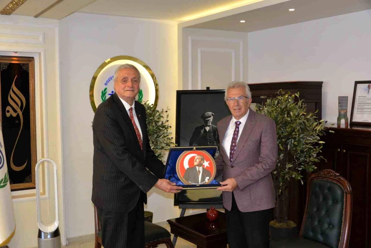 Bozüyük Belediye Başkanı Mehmet Talat Bakkalcıoğlu, İzmir Ödemiş Belediye Başkanı Mehmet Eriş ve Başkan Yardımcısı Levent Başer\'i misafir etti