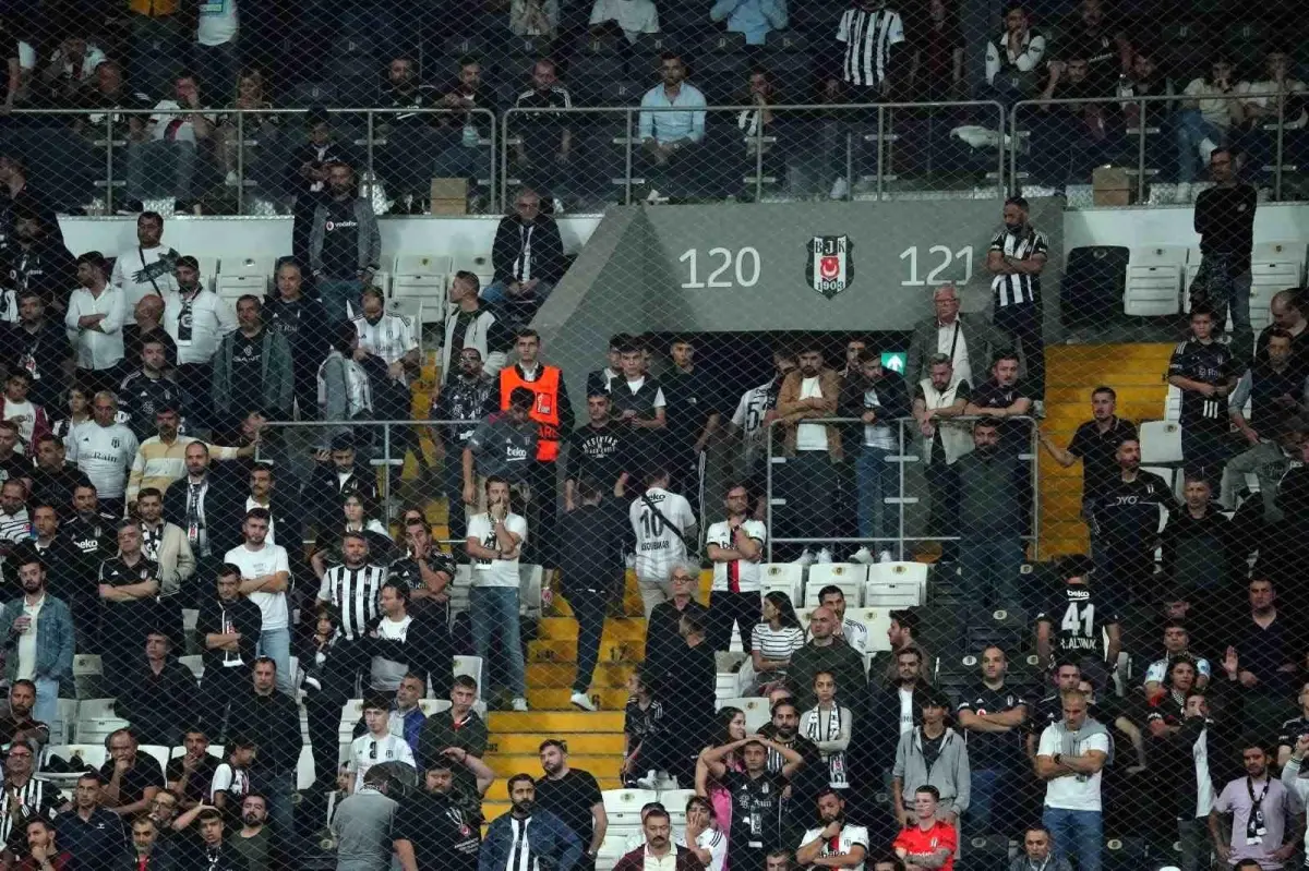 Beşiktaş Tribünleri Başkan ve Yönetimi İstifaya Davet Etti